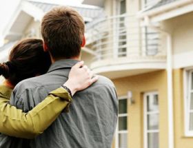 Có cần đánh đổi cả tuổi trẻ chỉ để sở hữu một ngôi nhà?